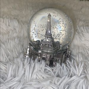 Effiel tower snow globe